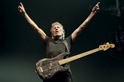 02-roger-waters-02